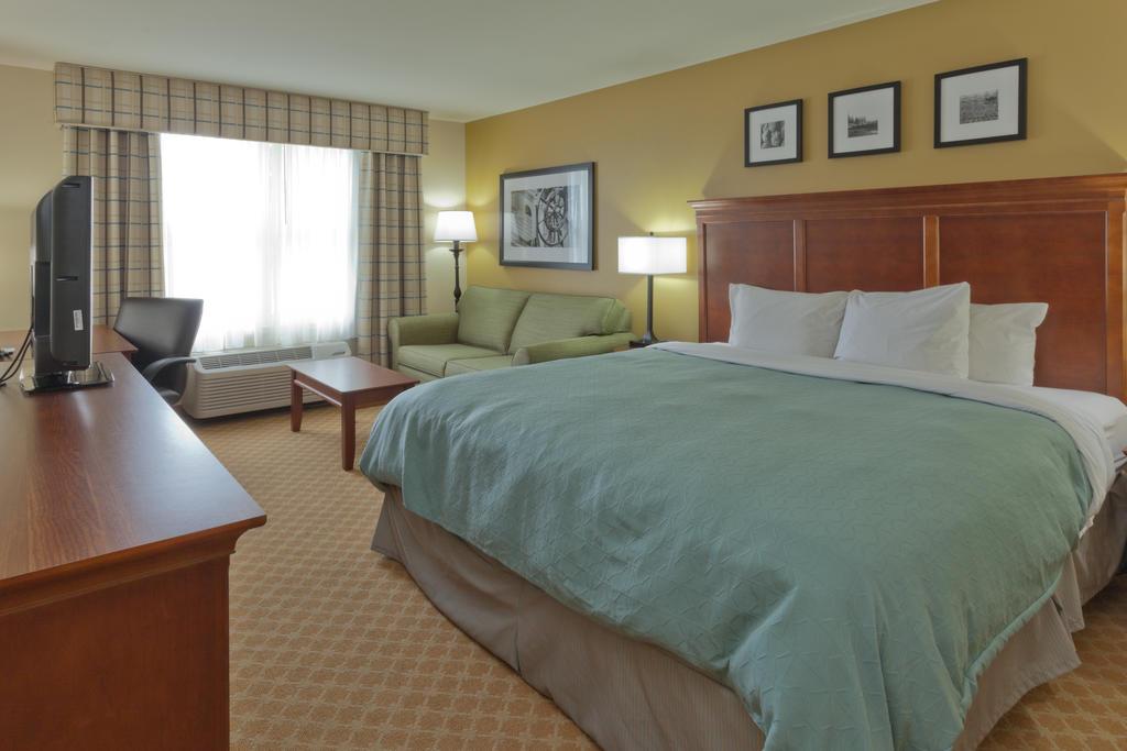 Country Inn & Suites by Radisson Holland, MI 12/42