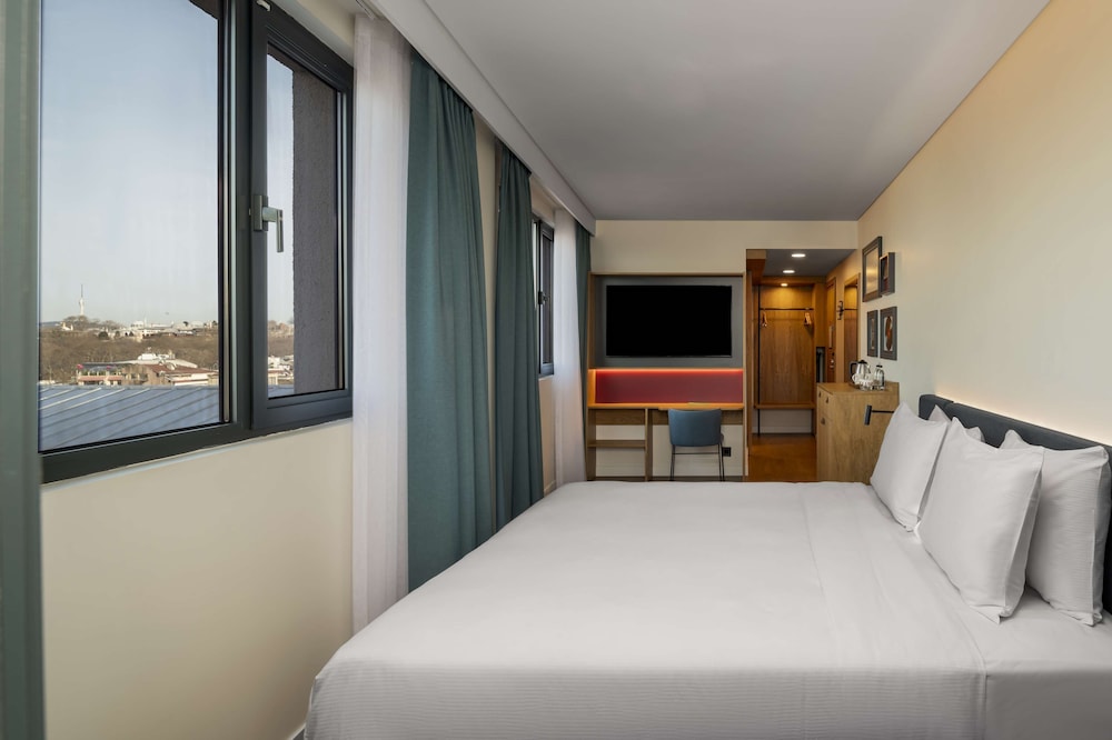 ROOM, KING BED, SMOKING
