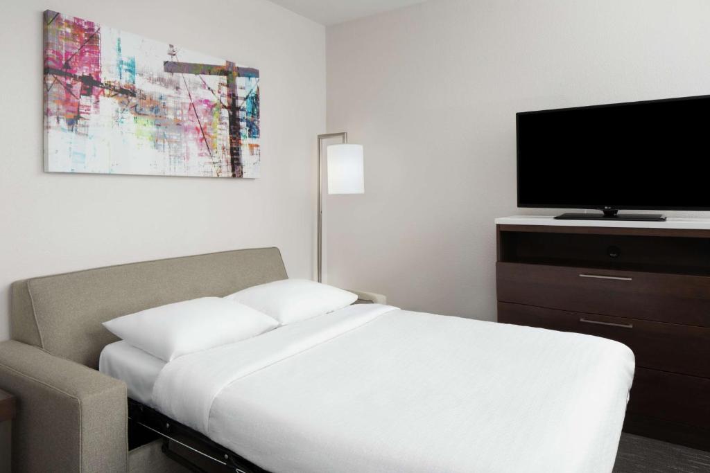 SUITE, QUEEN BED, SOFA, ACCESSIBLE