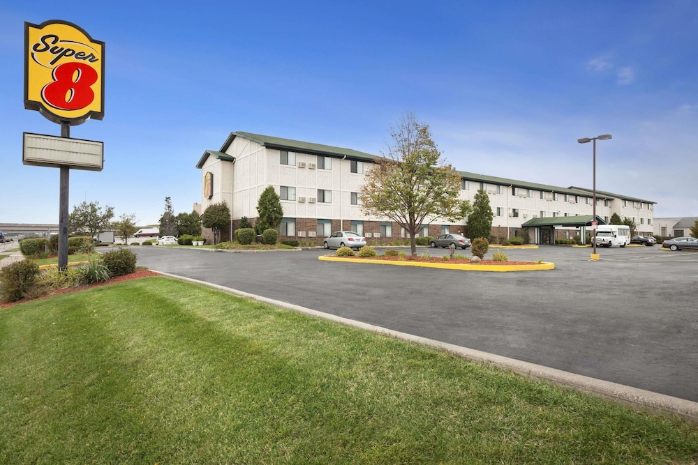 Super 8 By Wyndham Milwaukee Airport 1/57