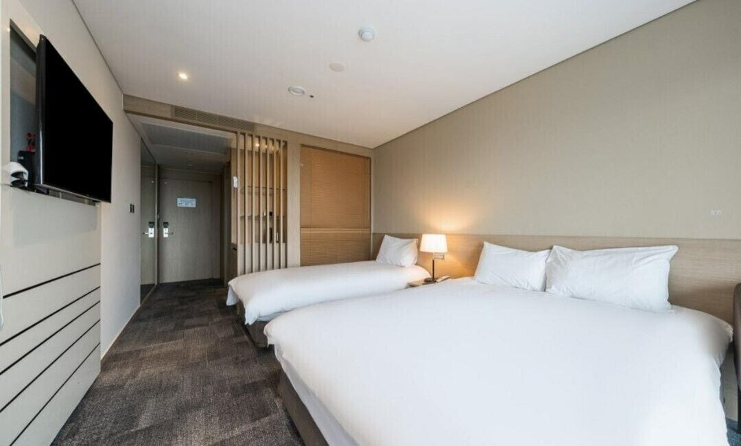 DELUXE, TWIN BEDS, CITY VIEW