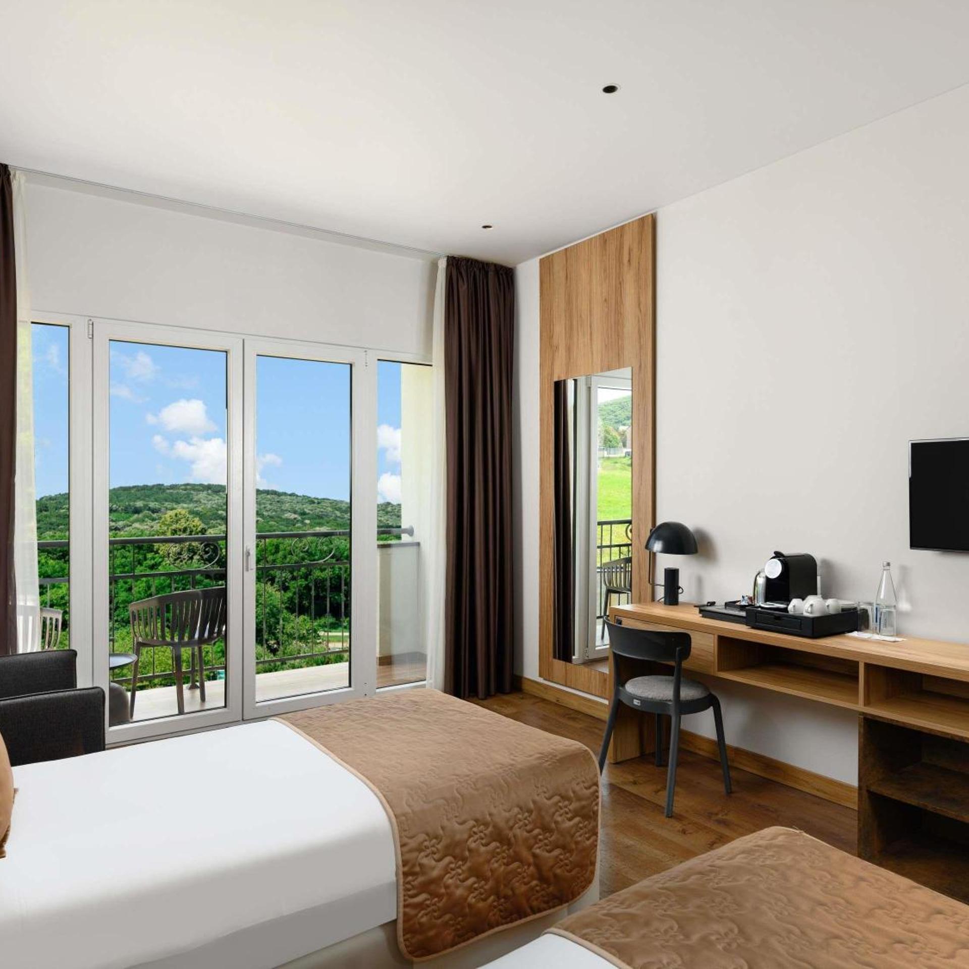 غرفة سوبيريور بسريرين منفصلين بإطلالة على المسبح، Movenpick Resort and Spa Fruske Terme 2/2
