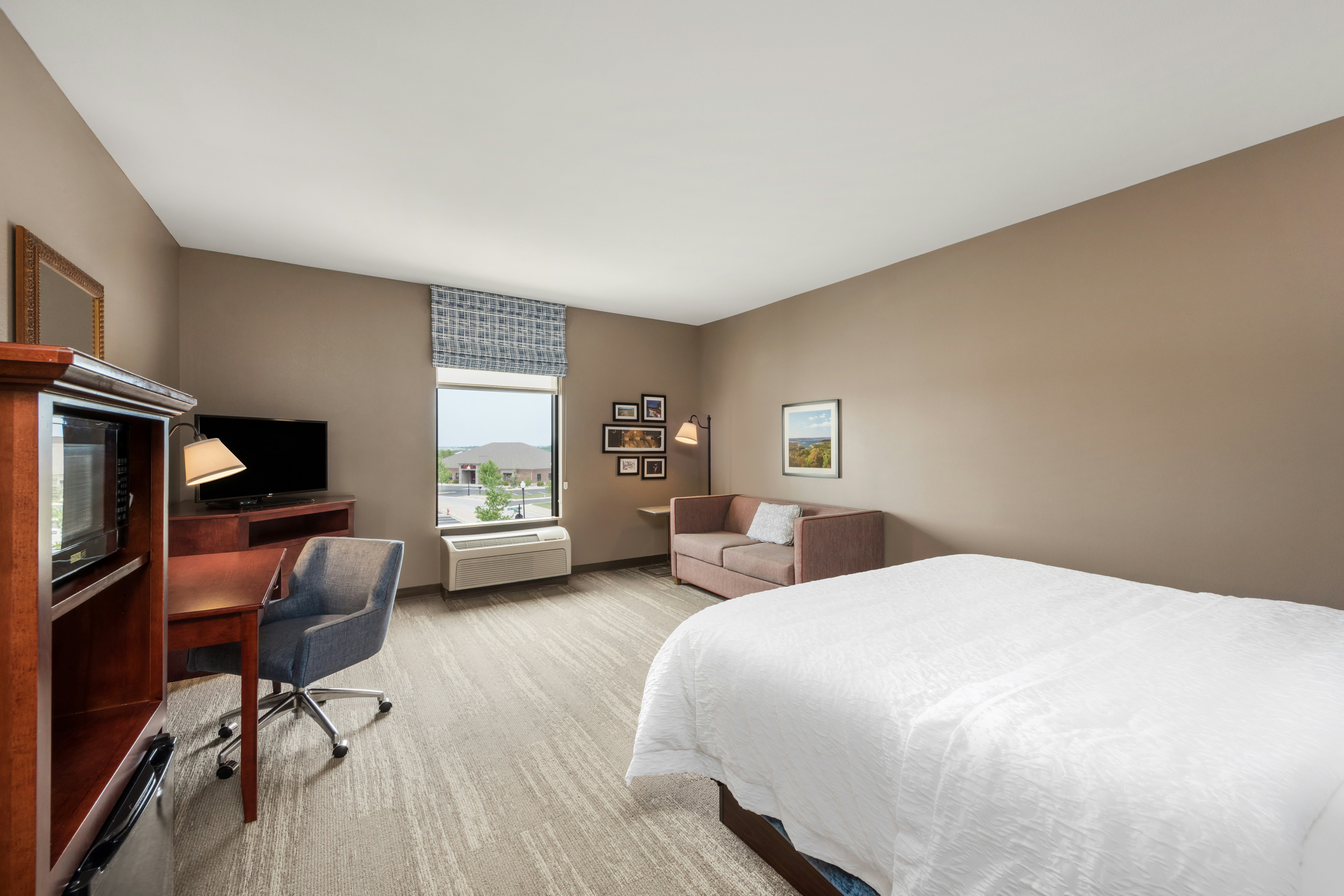 ROOM, KING BED, SOFA