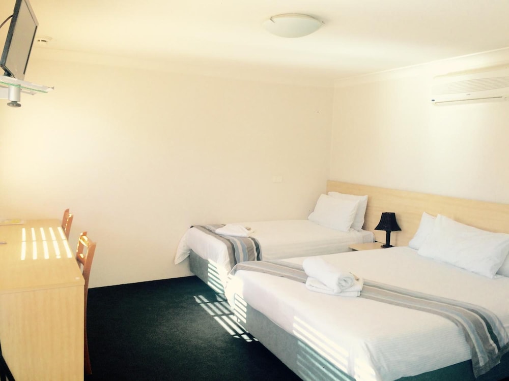 Red Cedar Motel 12/41