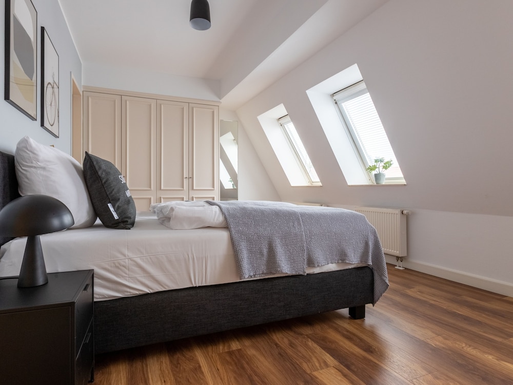1 Bedroom, Duplex, Suite, Queen Bed, Sofa, Balcony, Xl، Flower's Boardinghouse Mitte 3/5