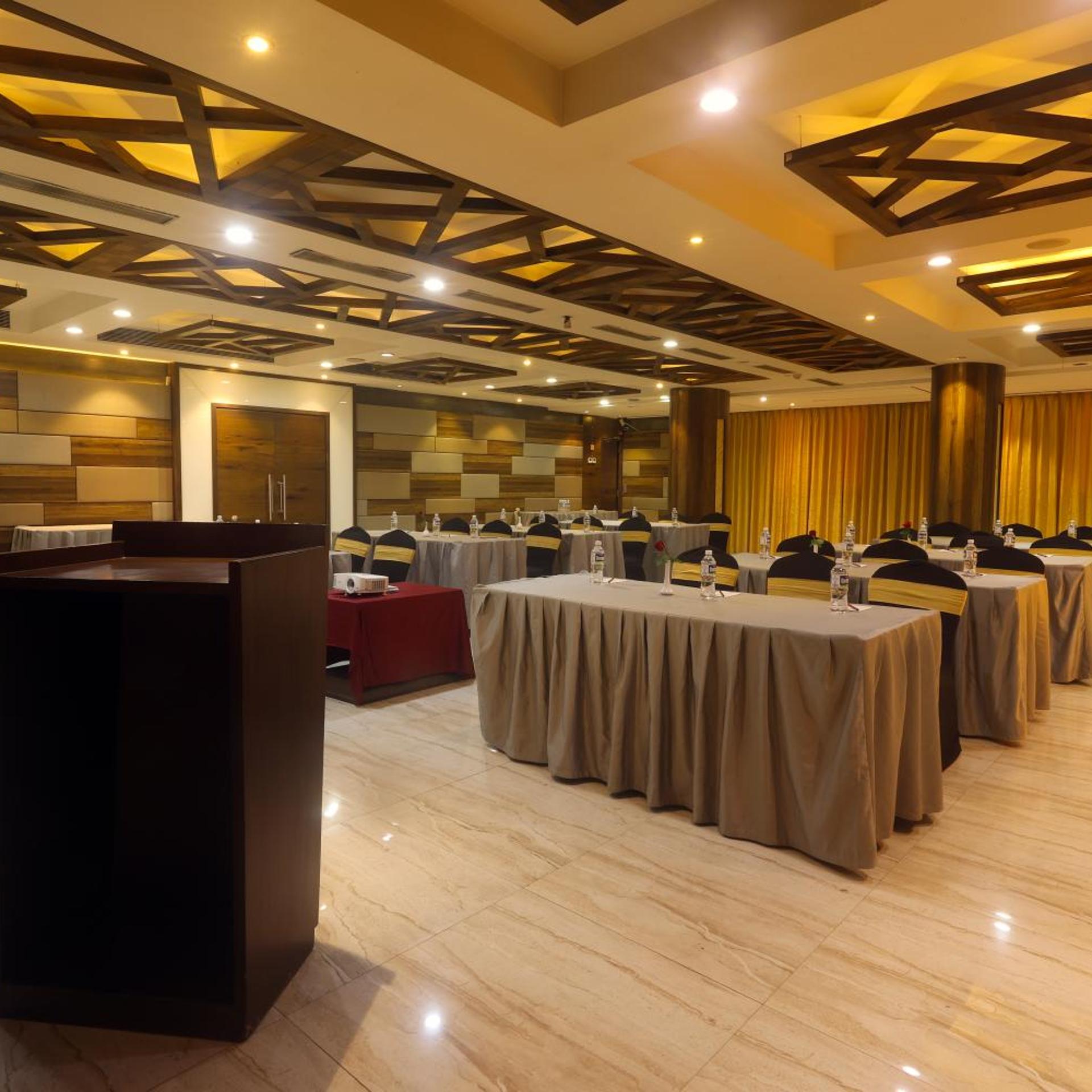 Oyo Premium Deccan Apte Road 8/55