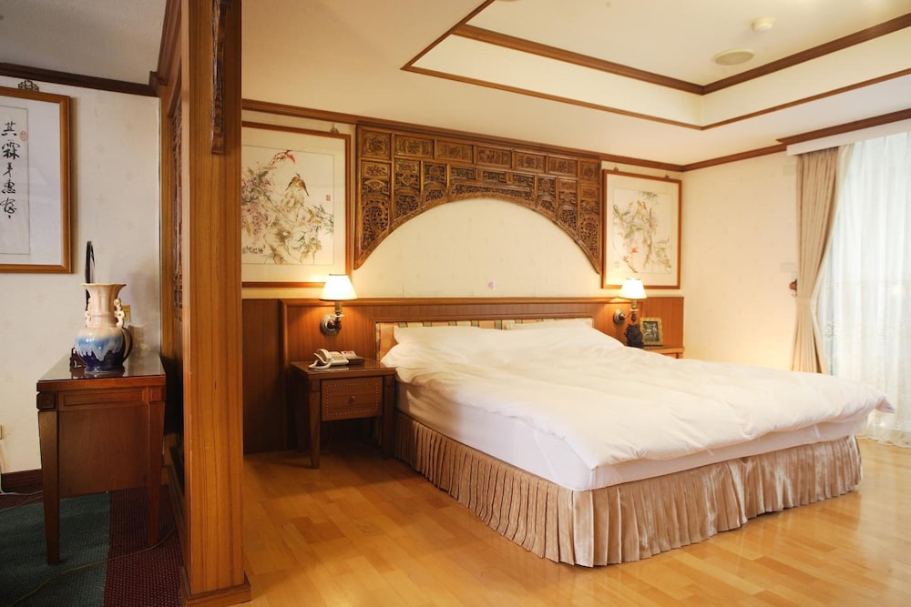 Kingdom Hotel 5/50