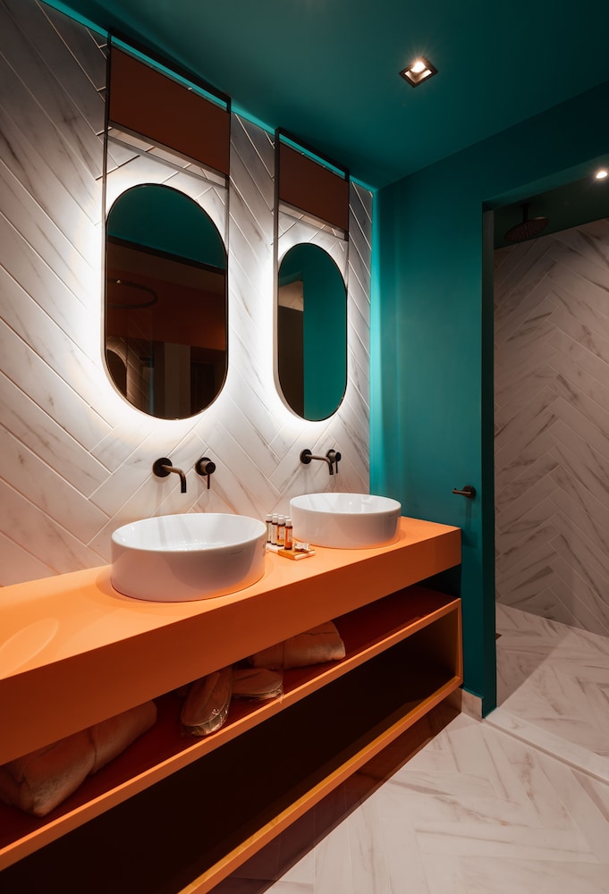 Colors Hotel Athens 35/50
