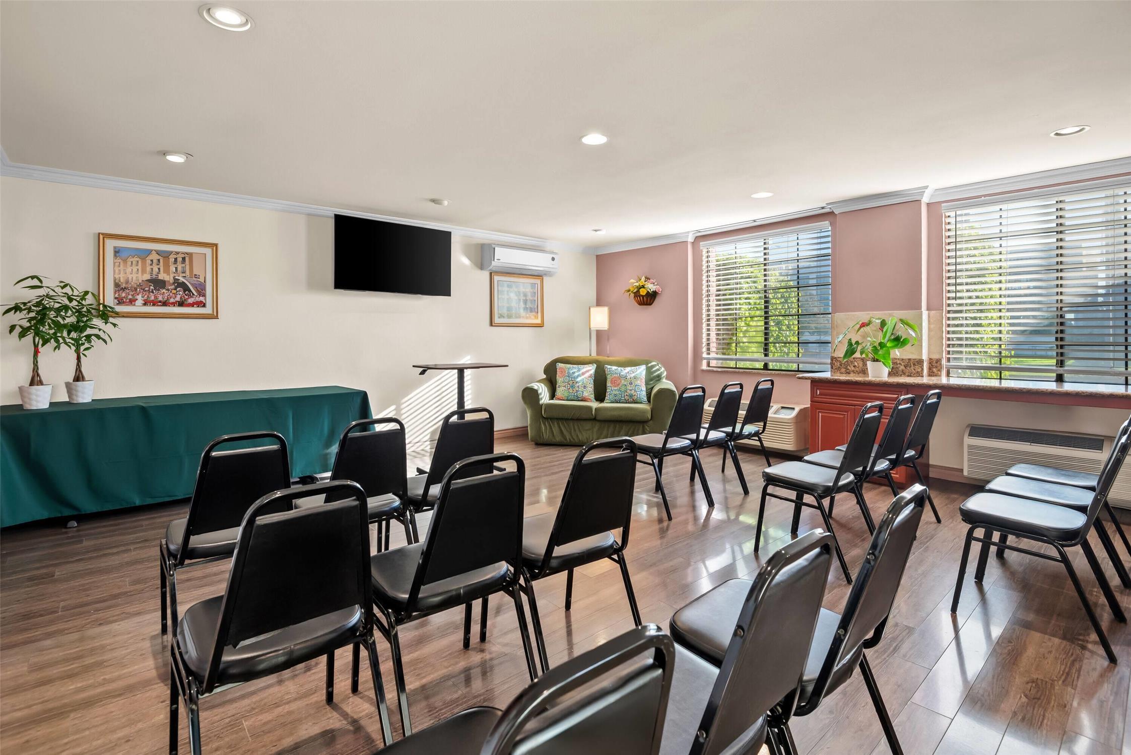 Howard Johnson by Wyndham Pasadena 40/52
