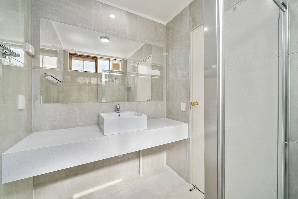 Sherbourne Terrace Hotel 12/39