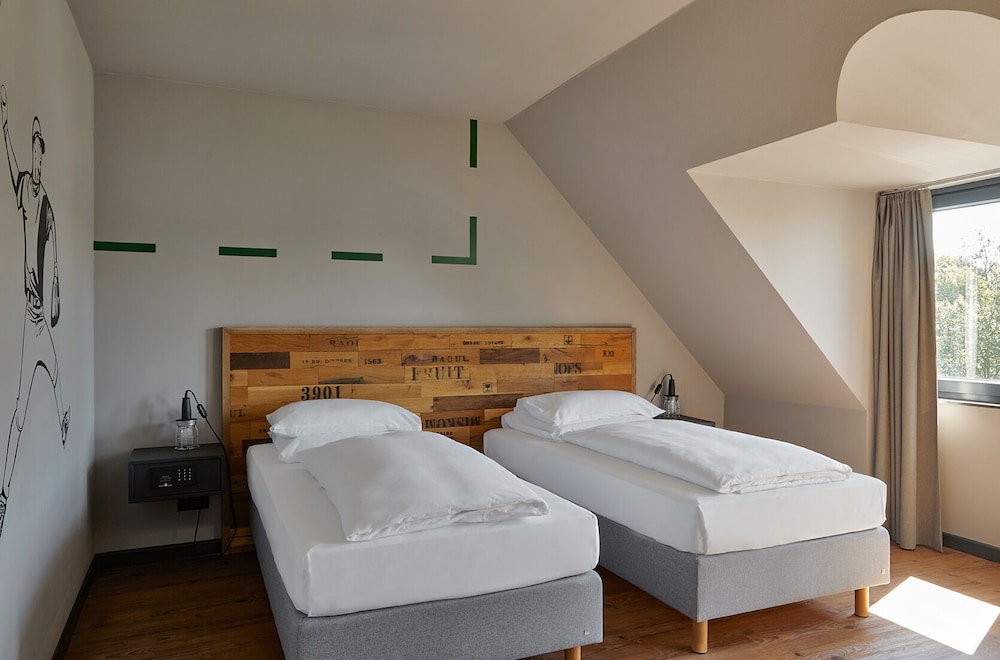 ROOM, DOUBLE BED