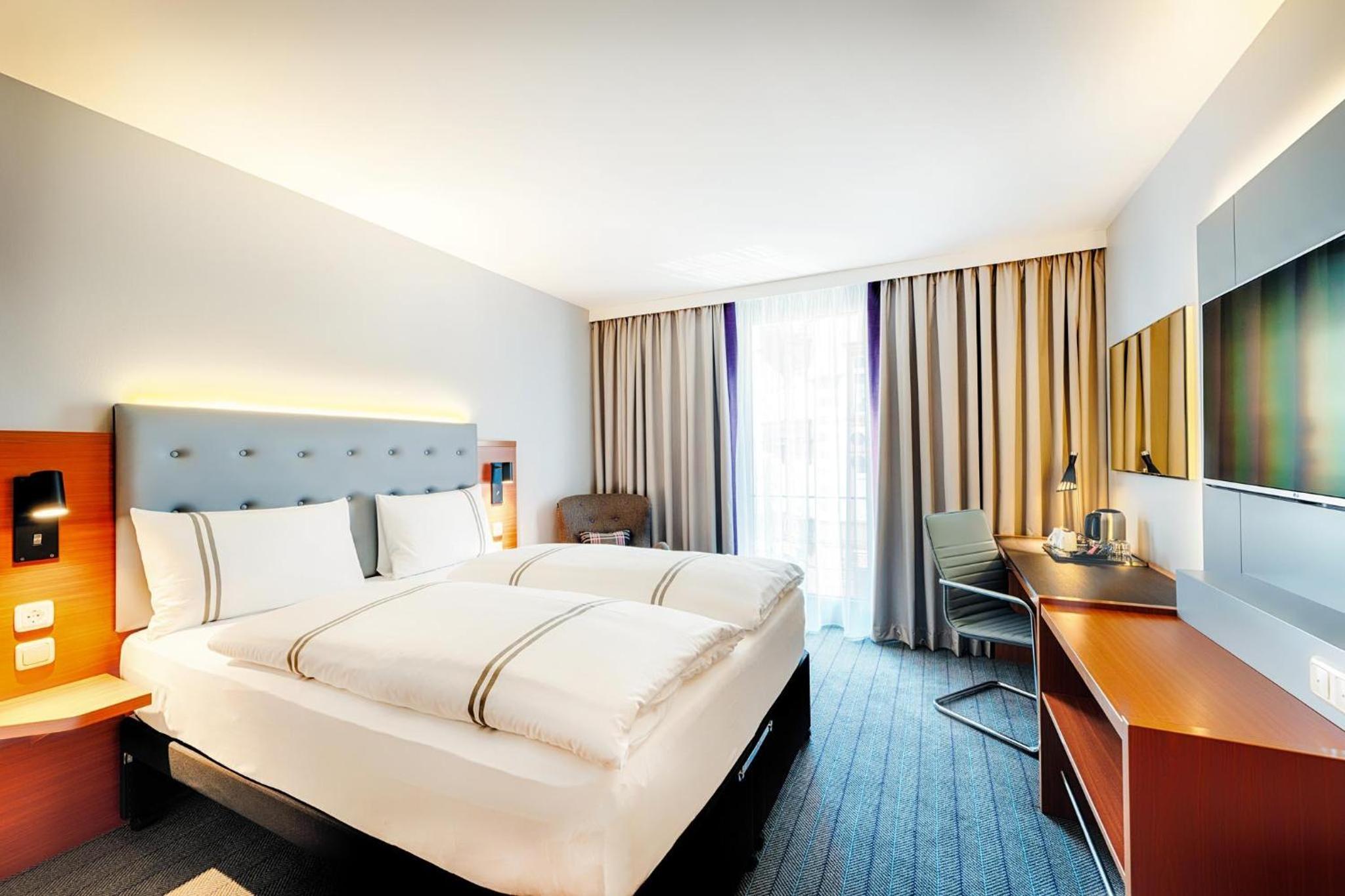 ROOM, DOUBLE BED