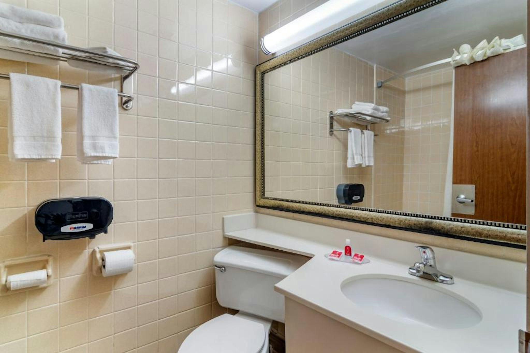 غرفة بسرير كينج لغير المدخنين، Perry Inn & Suites National Fairground I 75 5/5