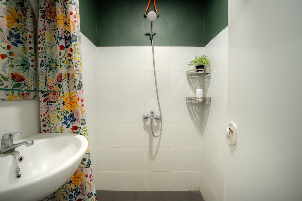 Snooze Guesthouse Yogyakarta - Hostel 50/50