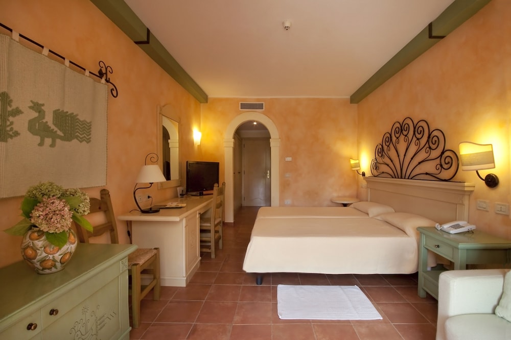 Lantana Resort Hotel and Apartments 30/68