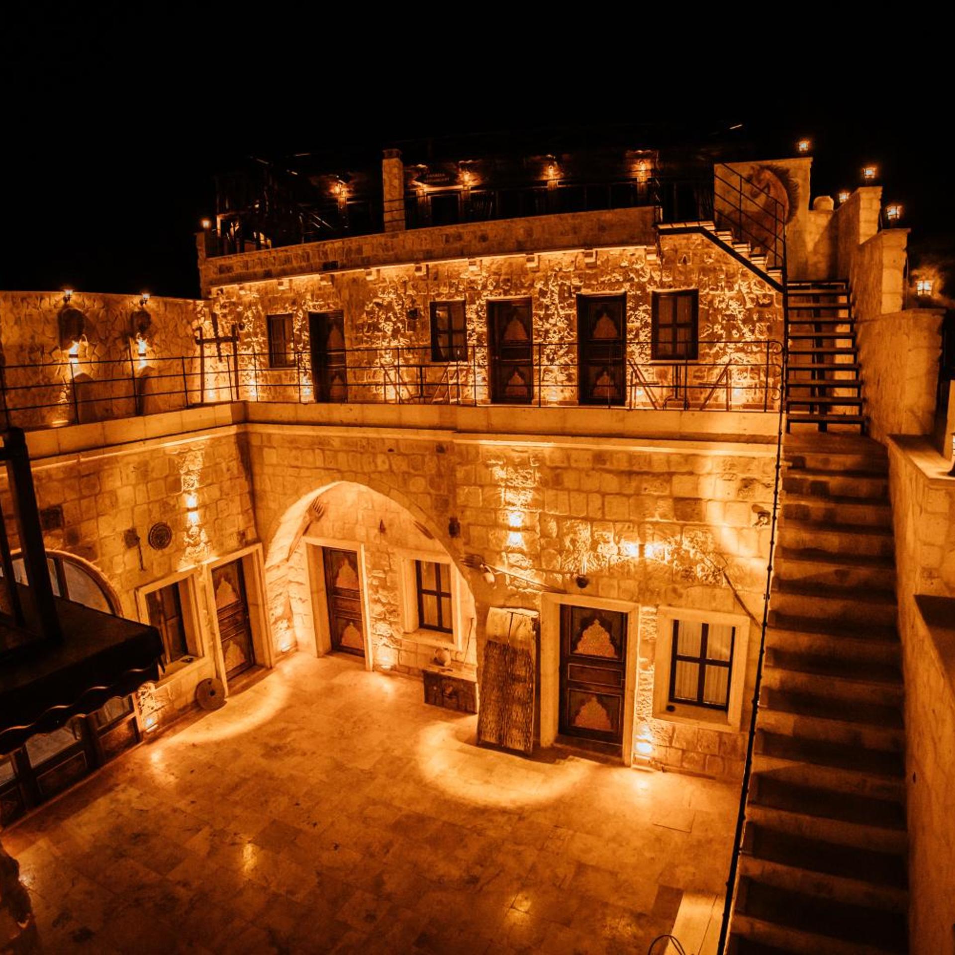Vanessa Cave House 1/49