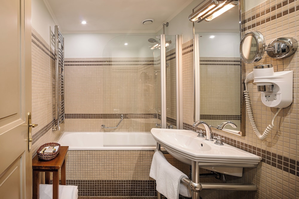 Iron Gate Hotel And Suites 69/71