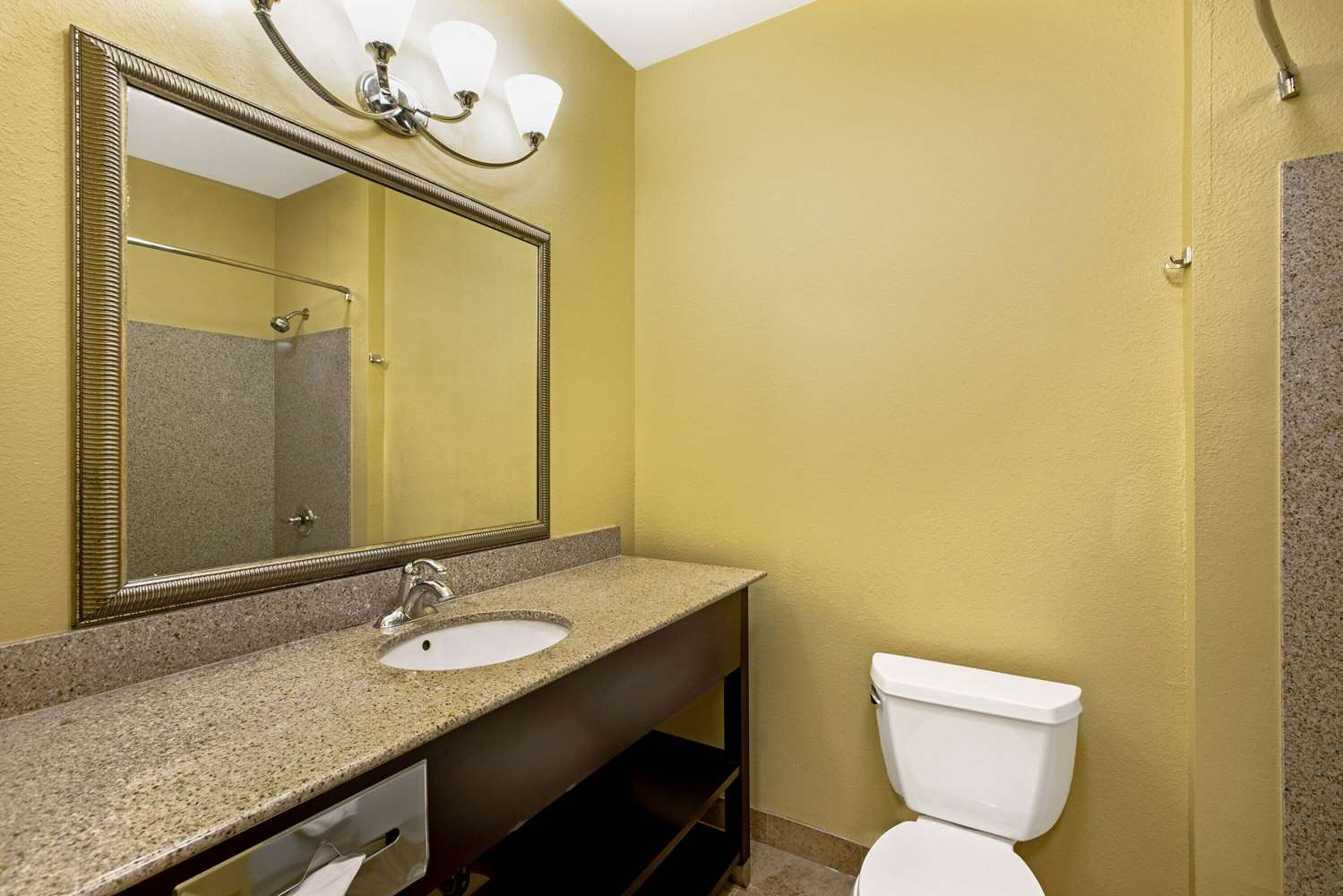 La Quinta Inn & Suites by Wyndham Tulsa Airpt / Expo Square 29/35