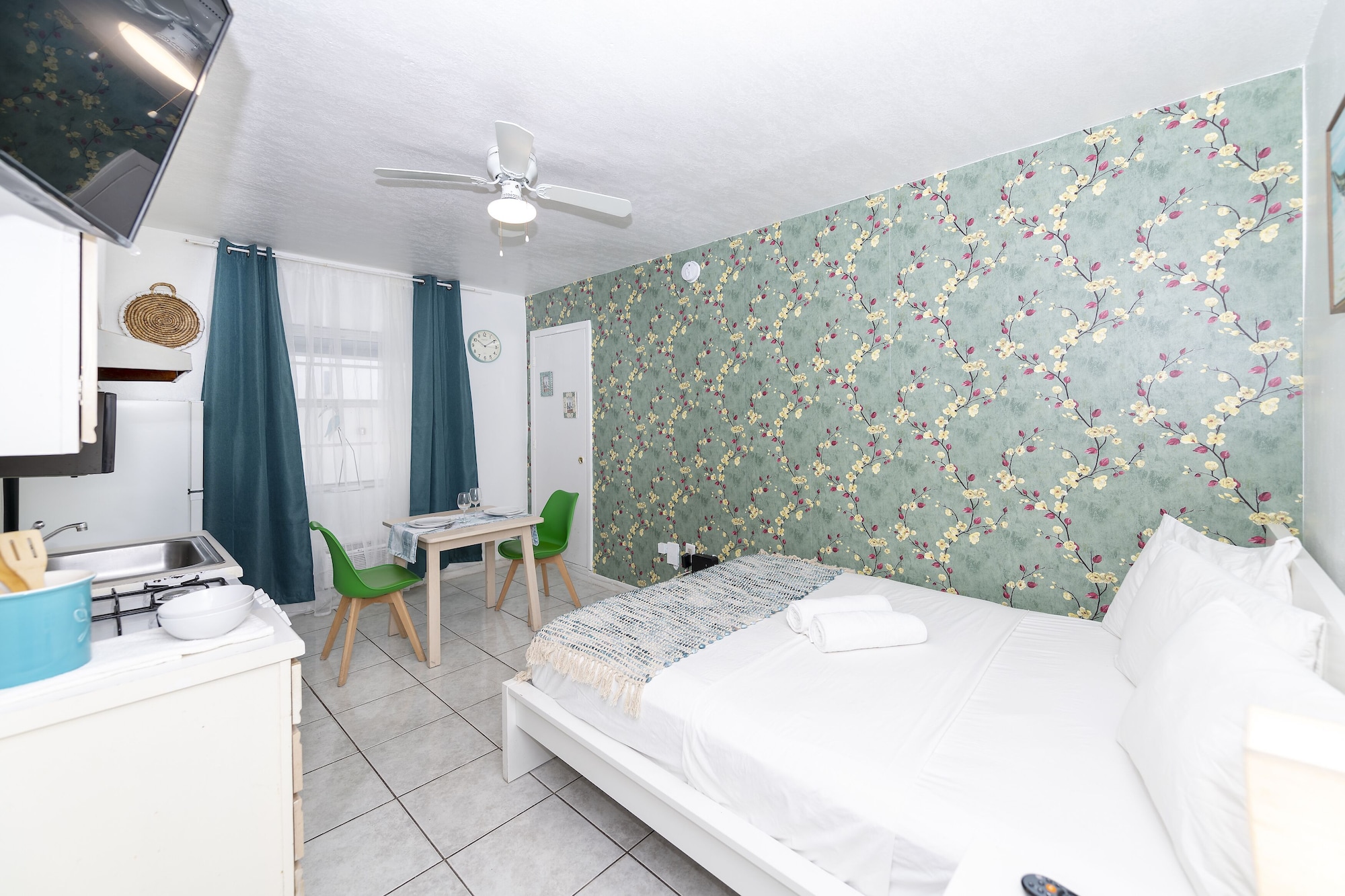 BASIC, STUDIO, QUEEN BED, BEACH FRONT, KITCHENETTE