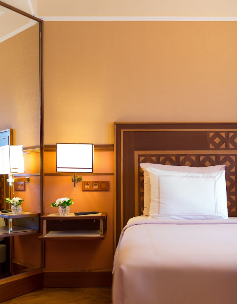 LALAHAN HOTEL 10/61