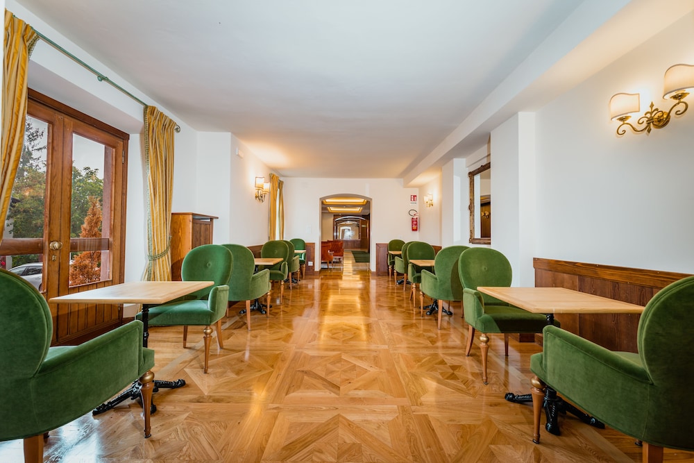 Serena Hotel 26/50