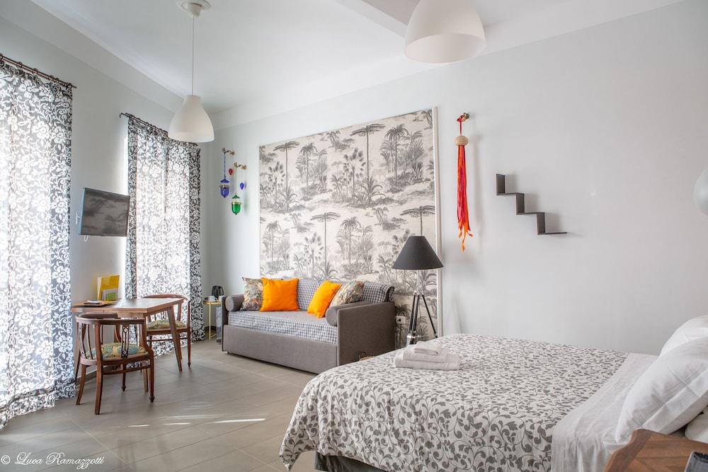 ROOM, QUADRUPLE