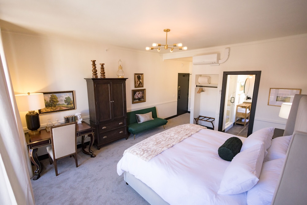 Speakeasy Suites 15/50