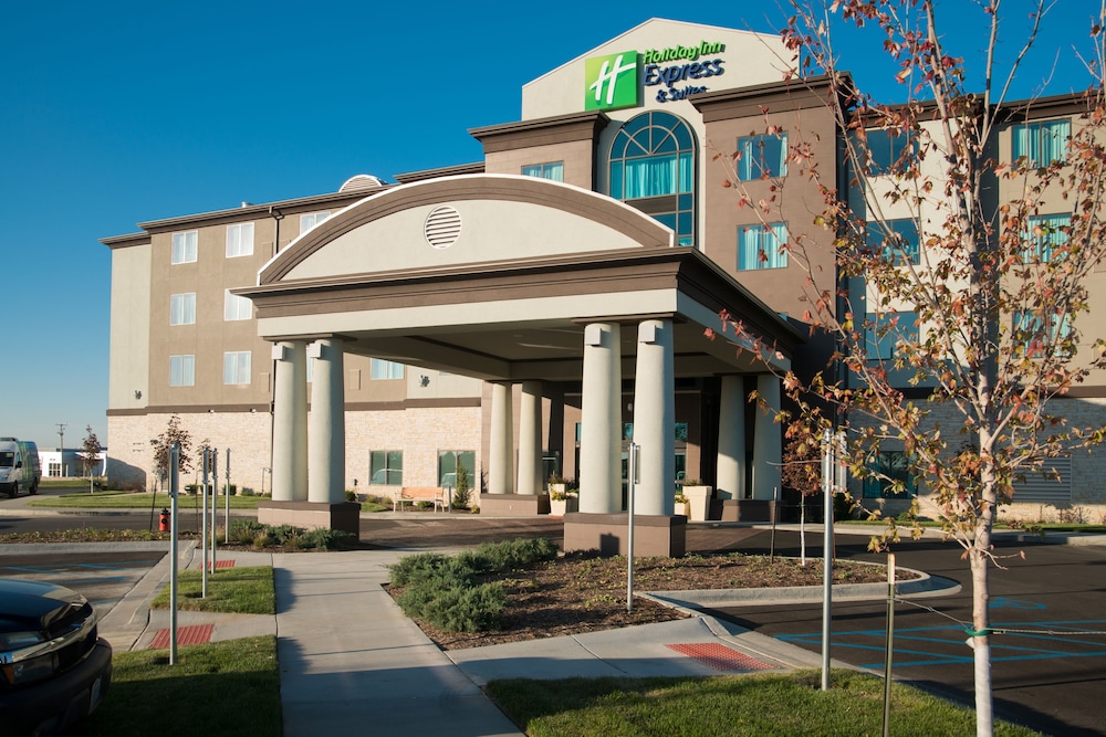 Holiday Inn Express Hotel Suites Kansas City Airport 1/72