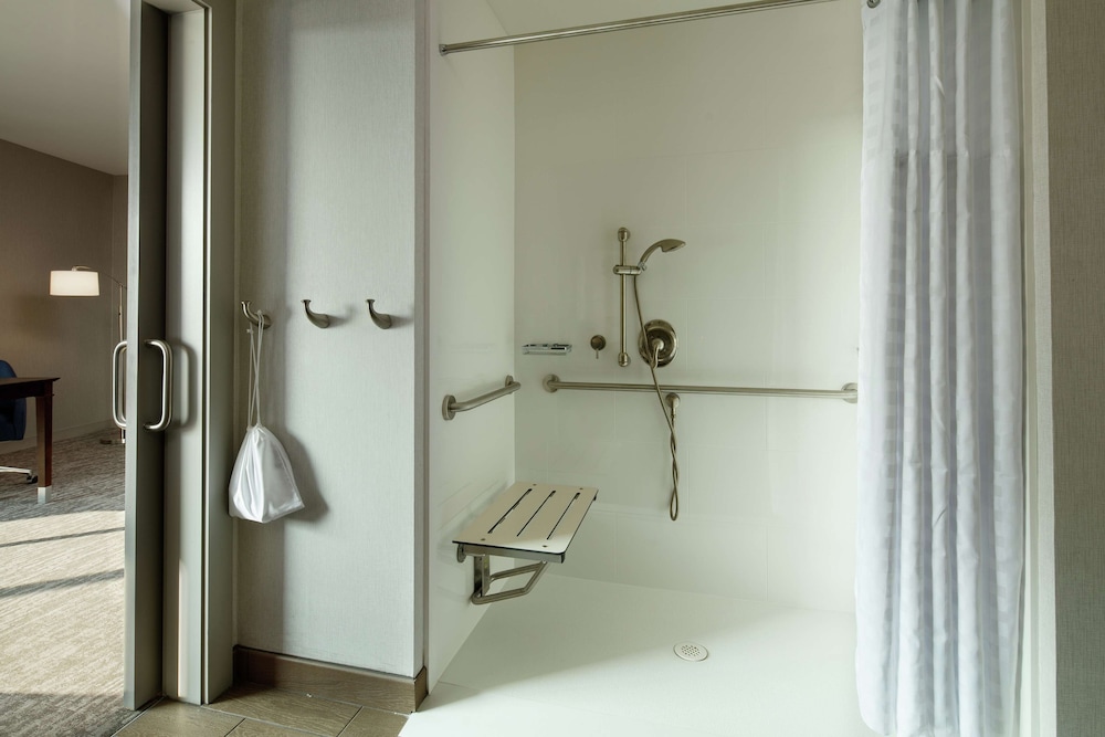 Hampton Inn and Suites Teaneck Glenpointe, NJ 14/41