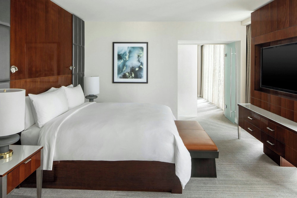 1 BEDROOM, SUITE, CORNER