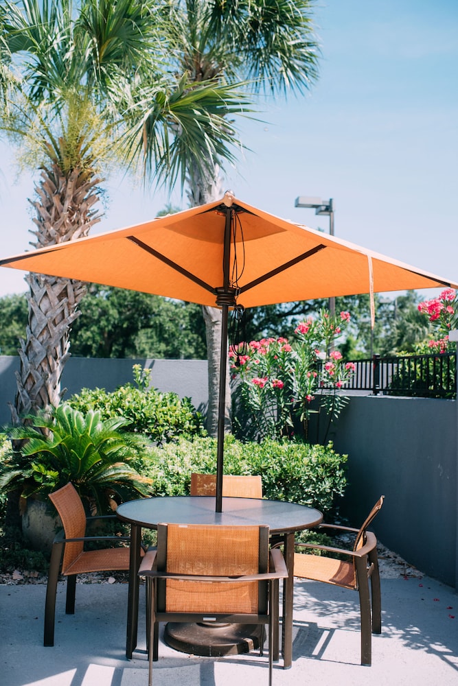 Courtyard By Marriott Gulfport Beachfront 37/45