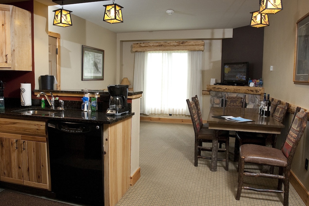 Hope Lake Lodge Indoor Waterpark 34/50