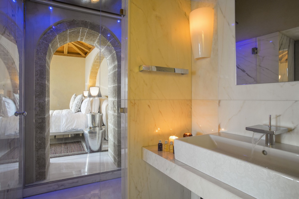 Moni Emvasis Luxury Suites 6/70