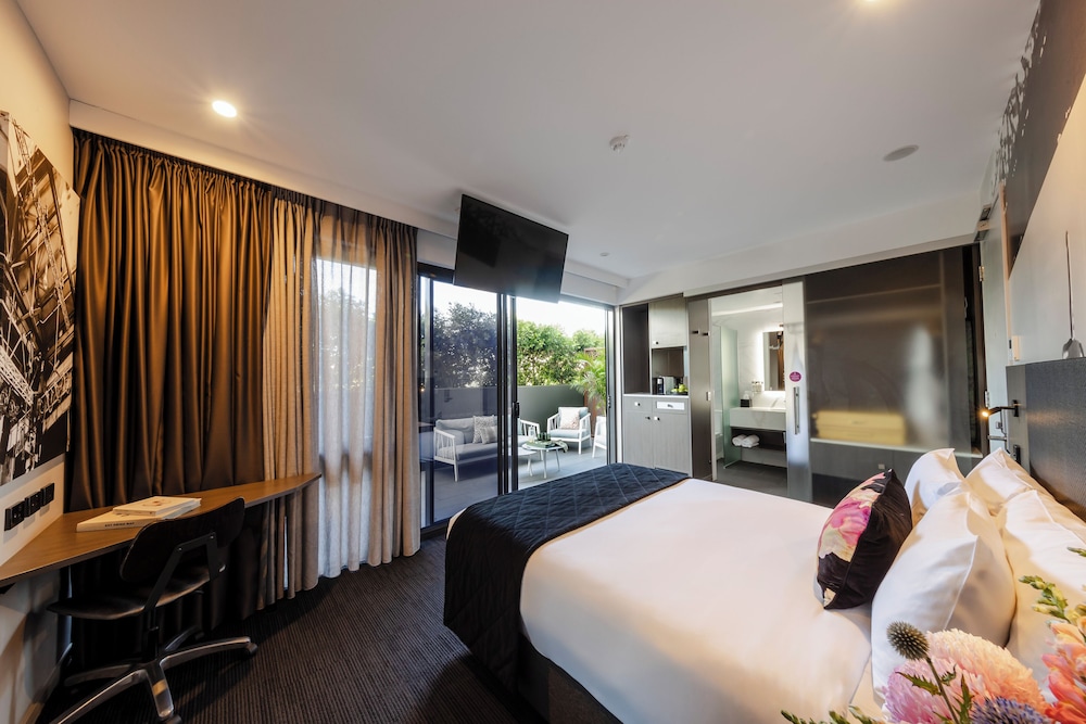 SUPERIOR, QUEEN BED, BALCONY