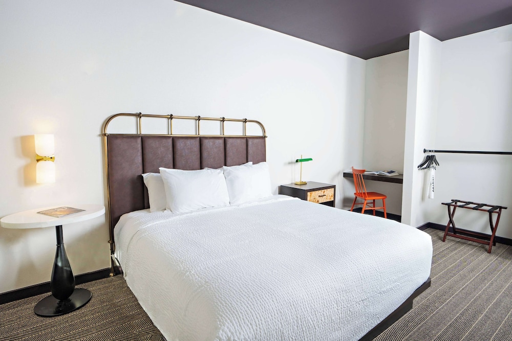 ROOM, KING BED, ACCESSIBLE
