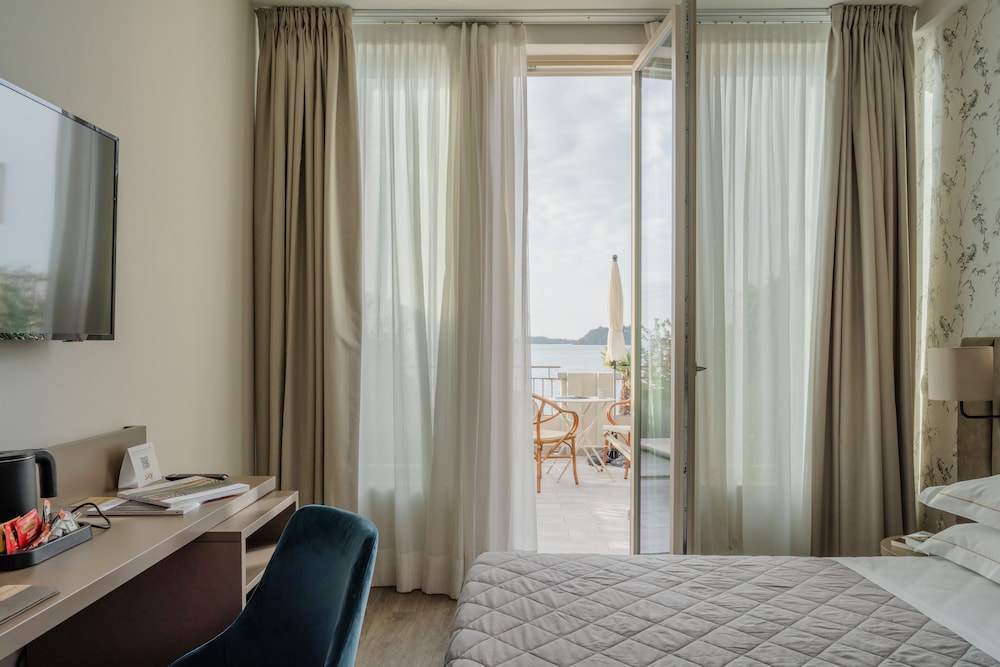 Du Lac Hotel 13/69