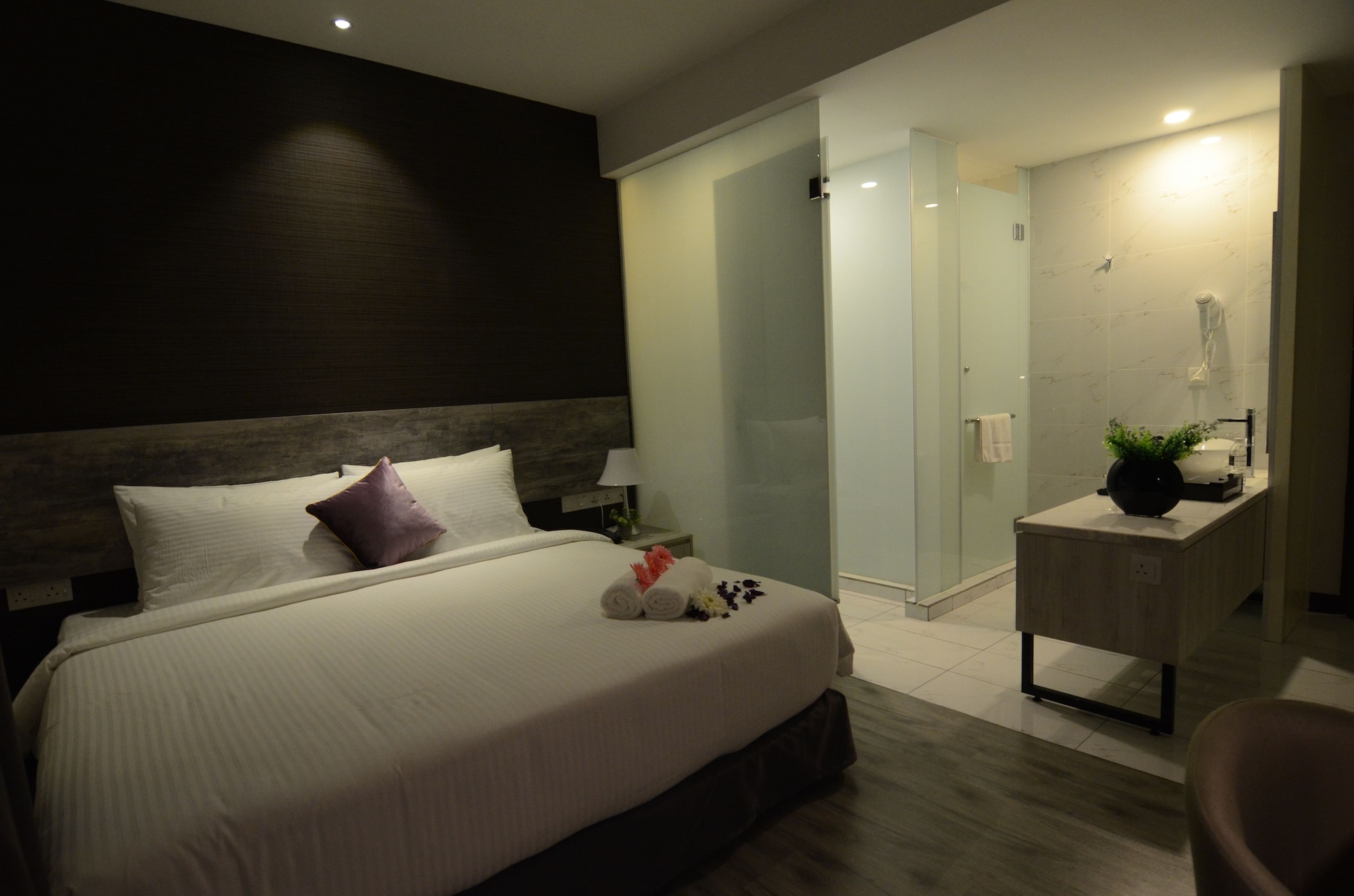 EXECUTIVE, KING BED