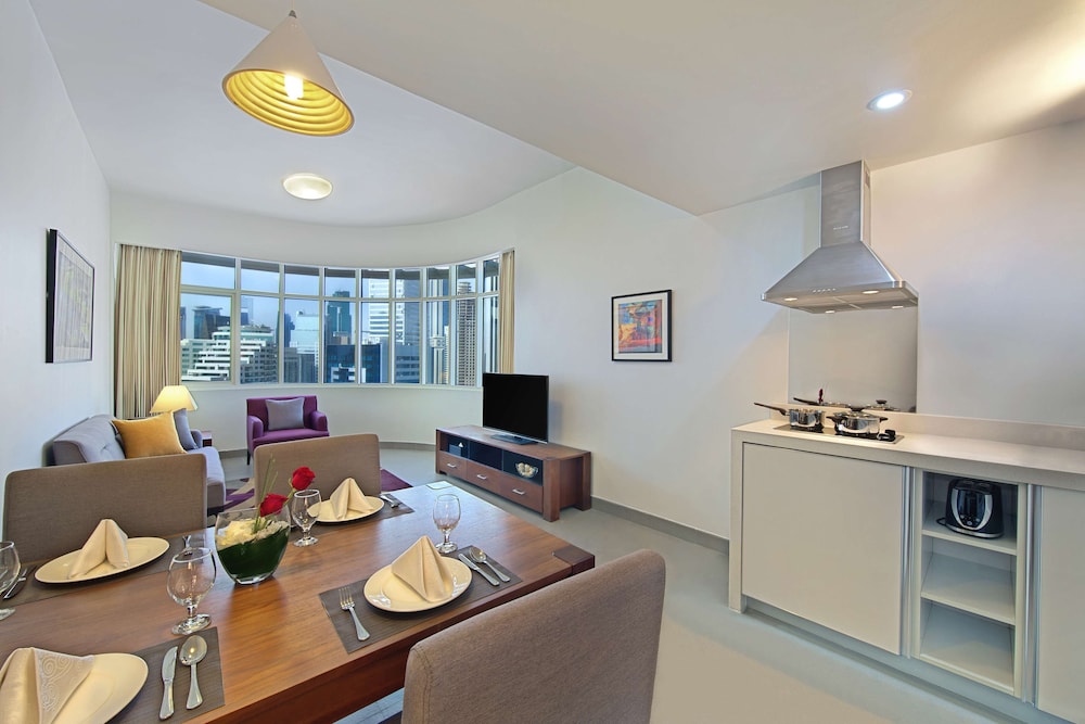 THE CURVE HOTEL 64/74
