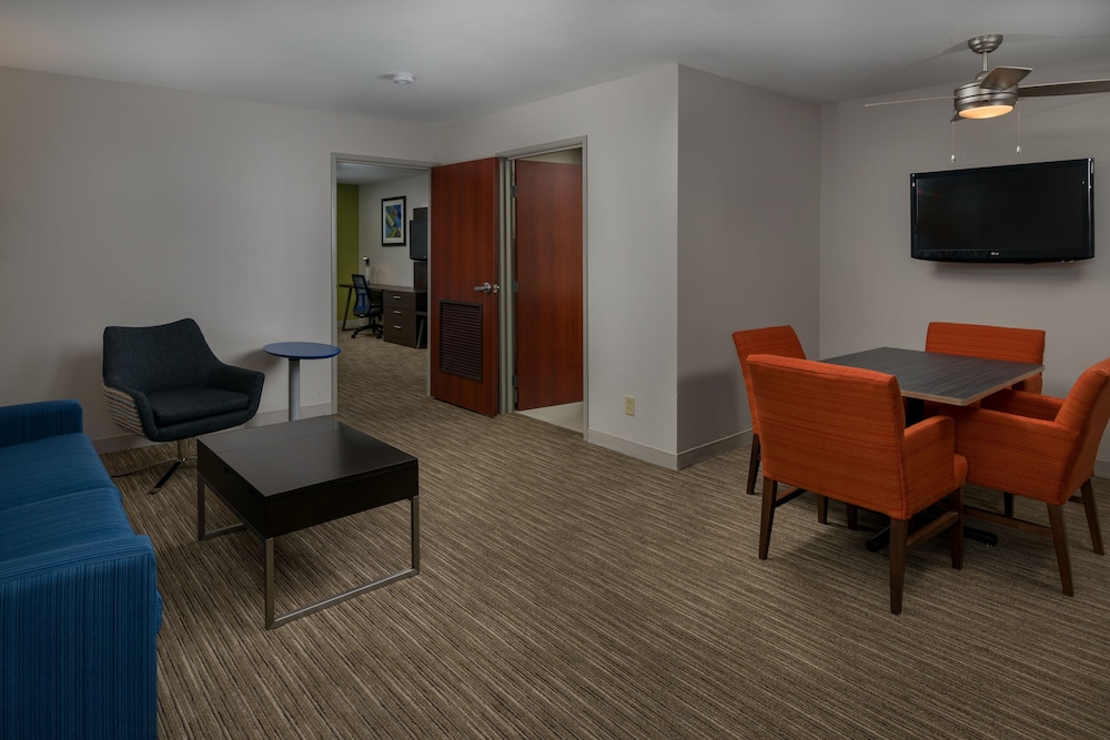 Holiday Inn Express Hotel And Suites Lawrence 34/48