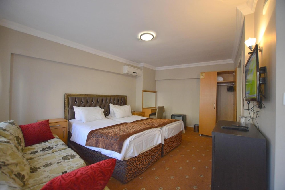 Palace Point Hotel 7/42