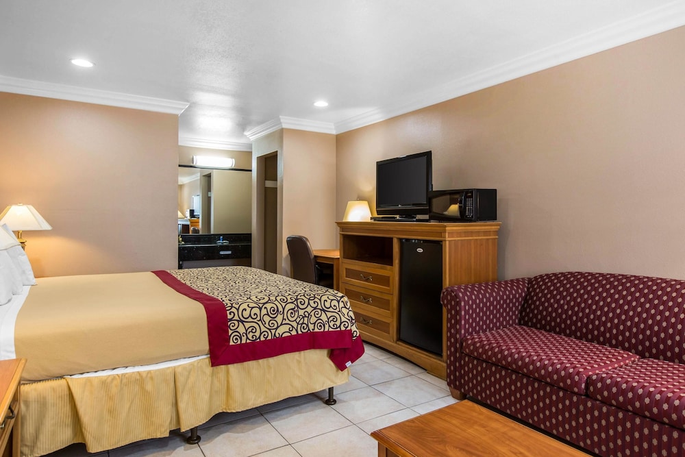 Rodeway Inn Cypress - Buena Park 16/32