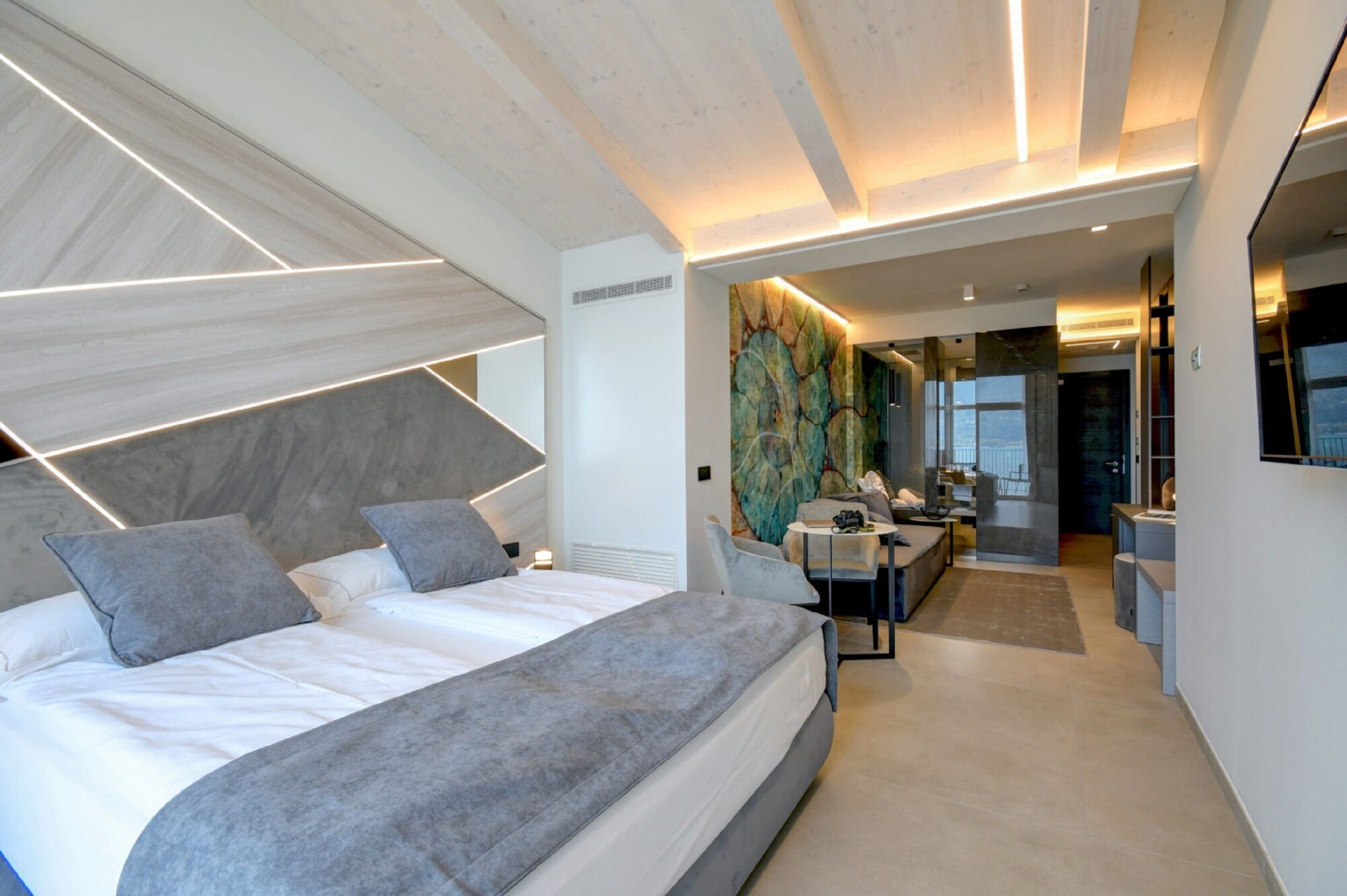 SUITE, LAKE VIEW