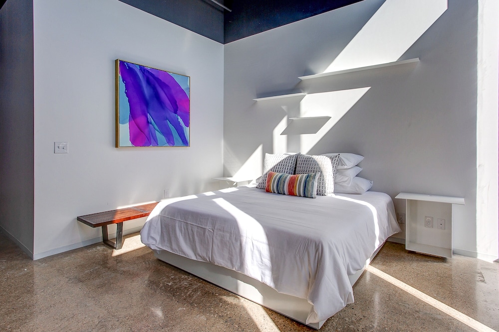 Hotel Revel 8/48