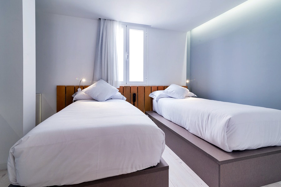 ROOM, TWIN BEDS
