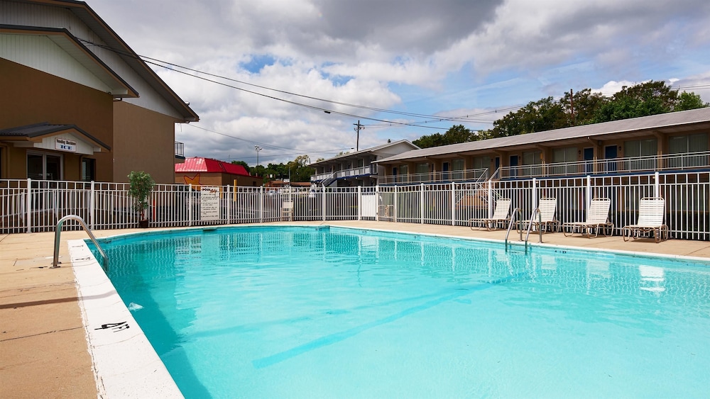 Days Inn By Wyndham Breezewood 8/34