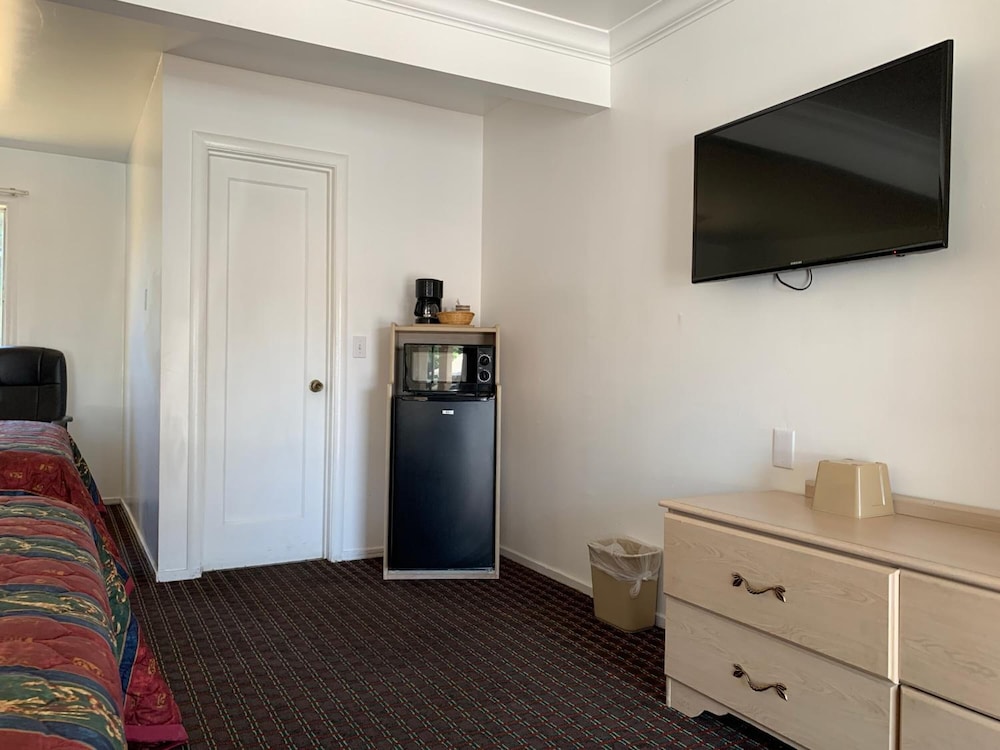 Lark Motel 18/53