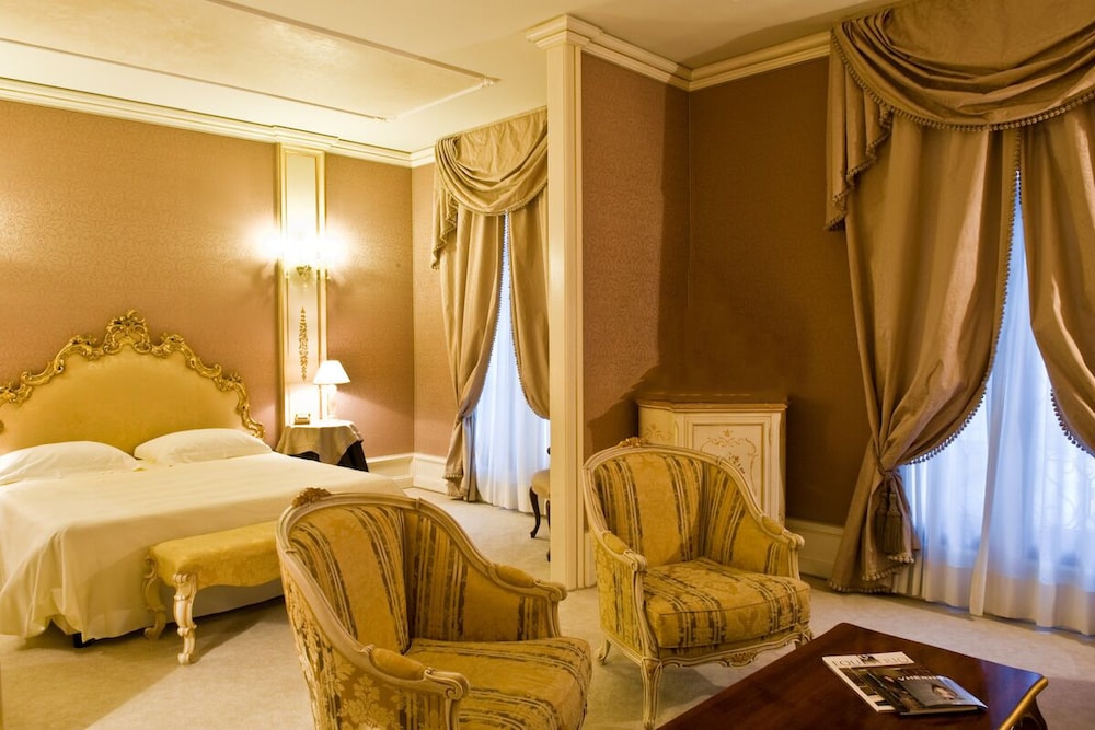 DELUXE, SUITE, CANAL SIDE