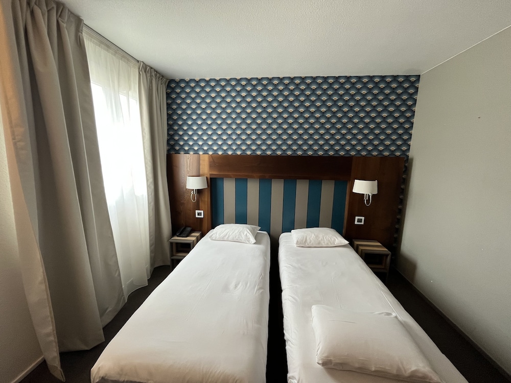 غرفة بسريرين منفصلين