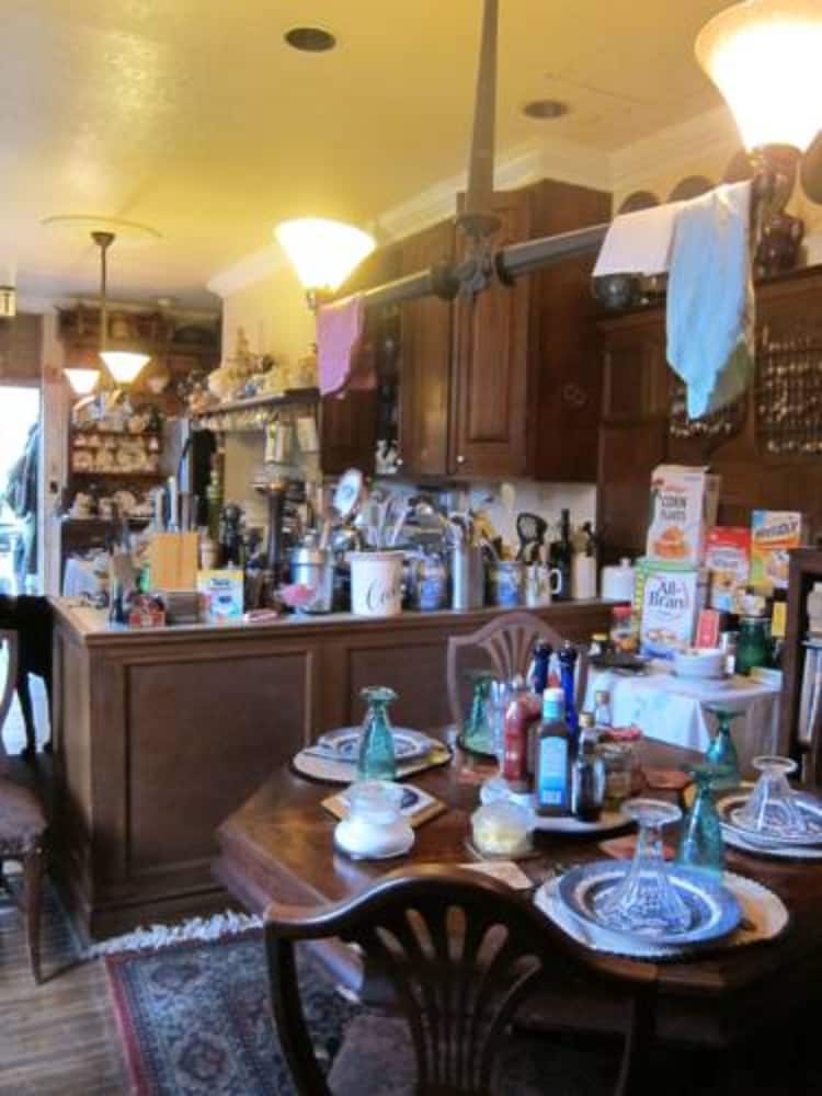 Pimblett's Downtown Toronto B&B 35/47