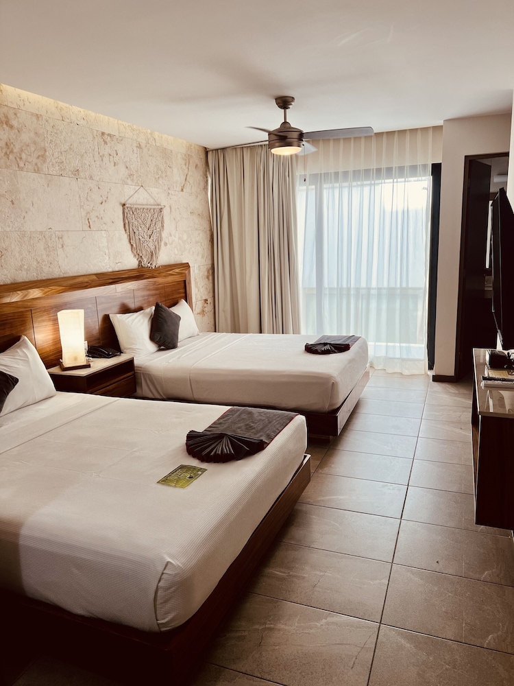 Grand Fifty Suites 32/65